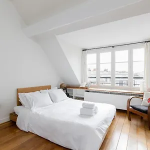 De Ville - Marais Apartment